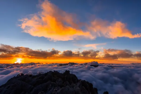 Increíble Vista Atardecer Con Nubes Sobre Pico Montaña Por Noche — Foto de Stock