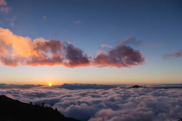 山や雲の中の夕日 — ストック写真