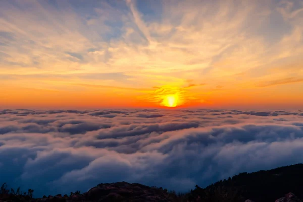 Sonnenaufgang Gebirge Mit Nebel Und Wolken — Stockfoto