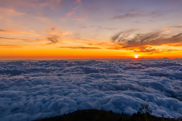 Increíble Amanecer Sobre Las Montañas Mañana Con Nubes Colores — Foto de Stock