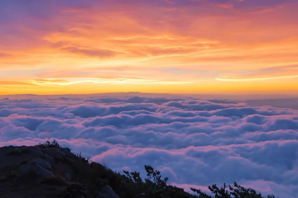 Bulutların Dağlarında Inanılmaz Bir Gün Doğumu — Stok fotoğraf