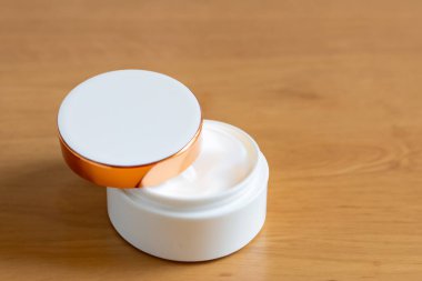 Ahşap arka planda boş kozmetik kremi