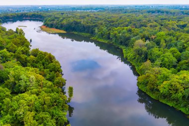 Kiev şehrindeki Dinyeper Nehri 'nin hava manzarası.