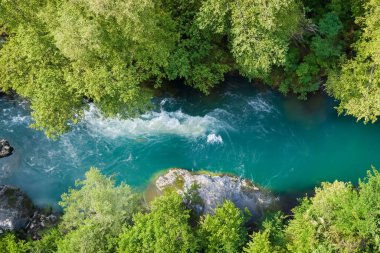 İsviçre 'deki güzel şelalenin havadan görünüşü