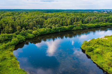 Yazın nehir manzaralı.