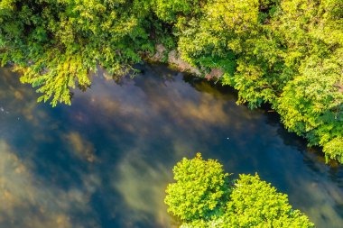 Ormanda, Tayland 'da nehrin havadan görünüşü