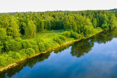Yazın nehrin havadan görünüşü