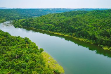 Ormandaki nehrin havadan görünüşü