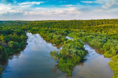 Yeşil ormanın ortasındaki bir nehrin hava manzarası, orman manzarası..