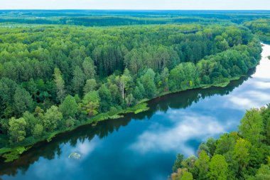 Letonya, Letonya 'daki güzel yeşil orman ve nehrin havadan görünüşü