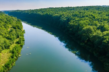 Yazın nehrin havadan görünüşü