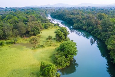 Tayland 'da yeşil orman ağaçları ve nehir olan nehrin hava aracı görüntüsü.