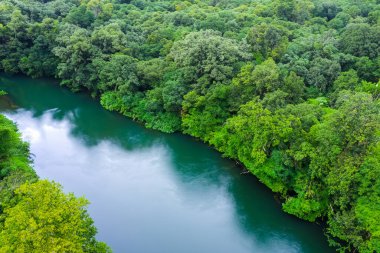 Ormandaki gölün havadan görünüşü