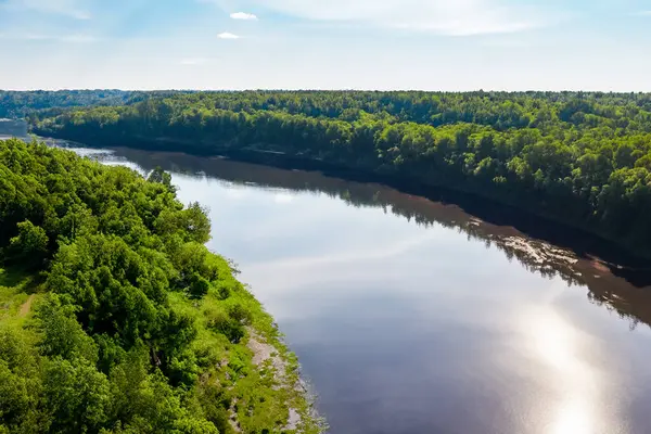 Ormanın ortasında güzel bir nehir