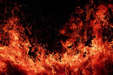 Ateş alevi siyah arkaplanda izole edildi.