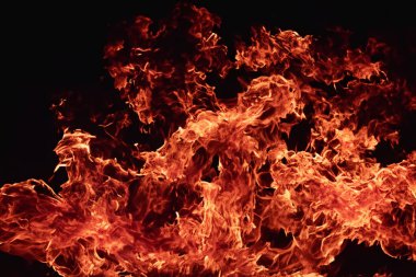 alevler siyah arkaplanda