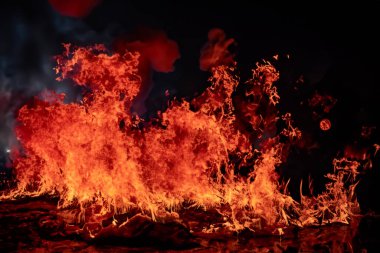 Siyah arka planda kırmızı sıcak ateş