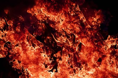 Siyah arkaplanda yanan ateş