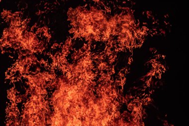 yanan alevler gecenin içinde