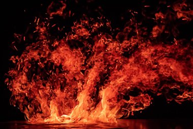 alevler siyah arkaplanda