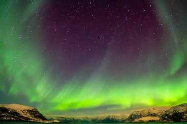 Kuzey ışıkları, Norveç 'in dağları üzerindeki Aurora Borealis' te.