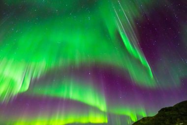 Aurora Borealis ve dağlardaki ışıklar