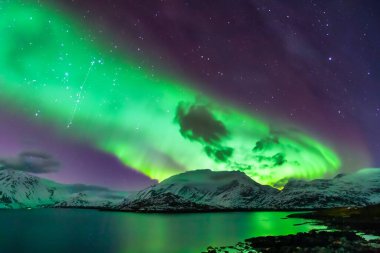 Borealis ve dağdaki yıldızlar