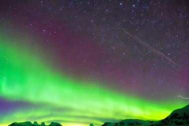 Aurora Borealis dağın arkasında.