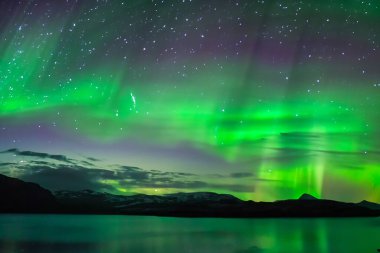 Gölün üzerinde Aurora Borealis