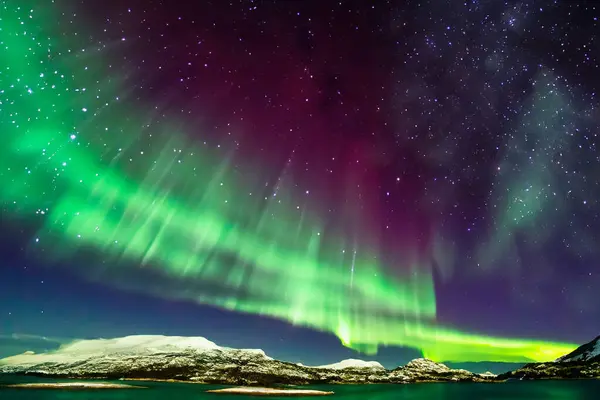Kuzey Norveç 'teki dağlarda ışıklar. aurora borealis