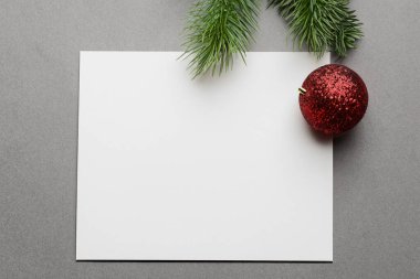 Arka planda sahte Noel arkaplanı, Noel tebrik kartı ve Noel ağacı var. Düz yatış, üst manzara. yüksek kaliteli fotoğraf