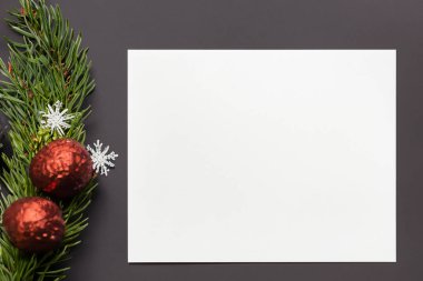 Beyaz kağıt çarşaf ve arka planda boş bir kağıt olan bir noel ağacı.