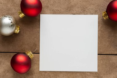 Noel kartı modeli ve Noel süslemeleri.