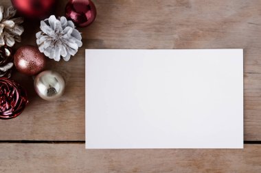 Beyaz arkaplanda noel süslemeleri olan boş kart