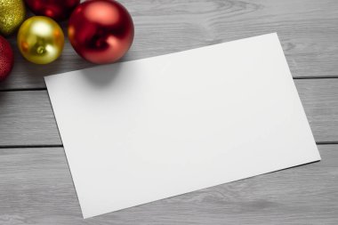 Tahta arka planda beyaz noel ağacı olan bir Noel kartı.