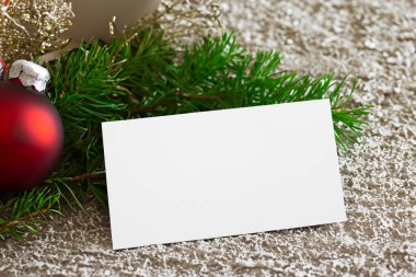 Noel tebrik kartı, içinde köknar dalları ve ahşap bir arka planda selamlama ve selamlama yeri olan bir süsleme. Yeni yıl ve Noel teması. Boşluğu kopyala