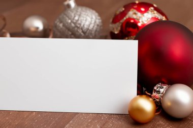 Boş beyaz kart, noel süslemeleri ve ahşap masa üzerinde noel süsleri. Noel tebrik kartı maketi..