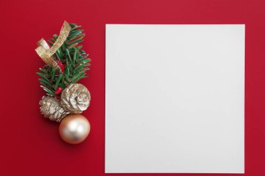 Beyaz arkaplanda fotokopi alanı olan boş noel dekorasyonlarının üst görünümü.