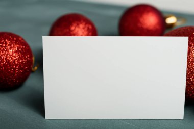 İçinde beyaz noel balosu olan boş bir Noel kartı. Noel kartı maketi
