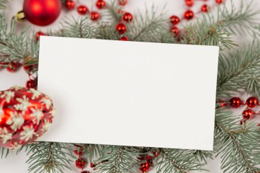 Noel kartında boş bir kağıt ve ahşap masada noel ağacı var.