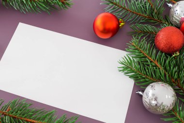 Model Noel ağacı ve beyaz masa üzerinde boş çarşaf olan beyaz kağıt. Noel kartı..