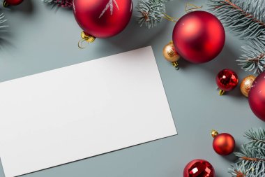 Renk arkaplanı üzerine boş kağıtlı noel kartı