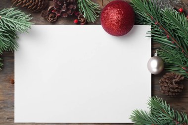 Noel ağacı süslemeleri ve köknar dalları olan boş bir kağıt. Noel arkaplanı
