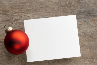 Boş beyaz kart, noel süslemeleri, ahşap masada noel ağacı, üst manzara, maket