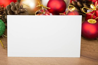Ahşap zemininde noel süsleri olan boş Noel kartları..