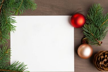 Noel tebrik kartı, içinde Noel ağacı dalları olan bir maket. Kopyalama alanı olan üst görünüm.