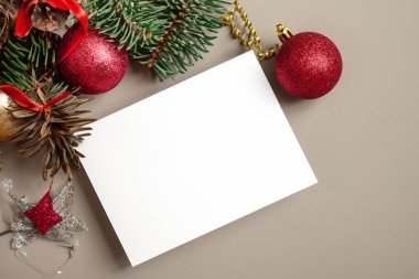 Noel kartı maketi, köknar ağacı ve beyaz arka planda süslemeler. Kopyalama alanı olan üst görünüm.