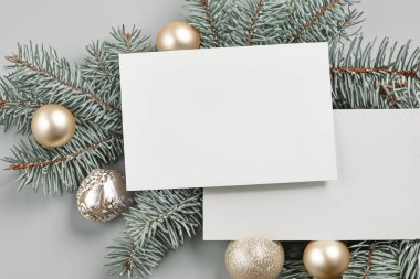 Noel tebrik kartı, içinde köknar ağacı ve noel dekoru var.