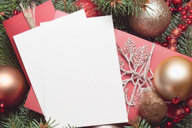 Noel kartı, boş kağıt, tahta arka planda köknar dalı.