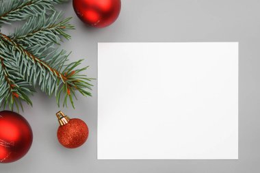 Noel ağacı ve Noel süslemeleri olan bir tebrik kartı.